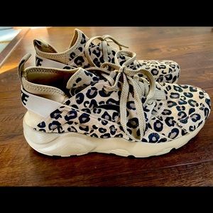 Leopard Nike tennis shoes- so cute! Size 10